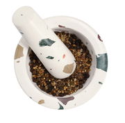 Mörser & Stößel-Set aus Terrazzo mit Gewürzen, Ansicht von oben