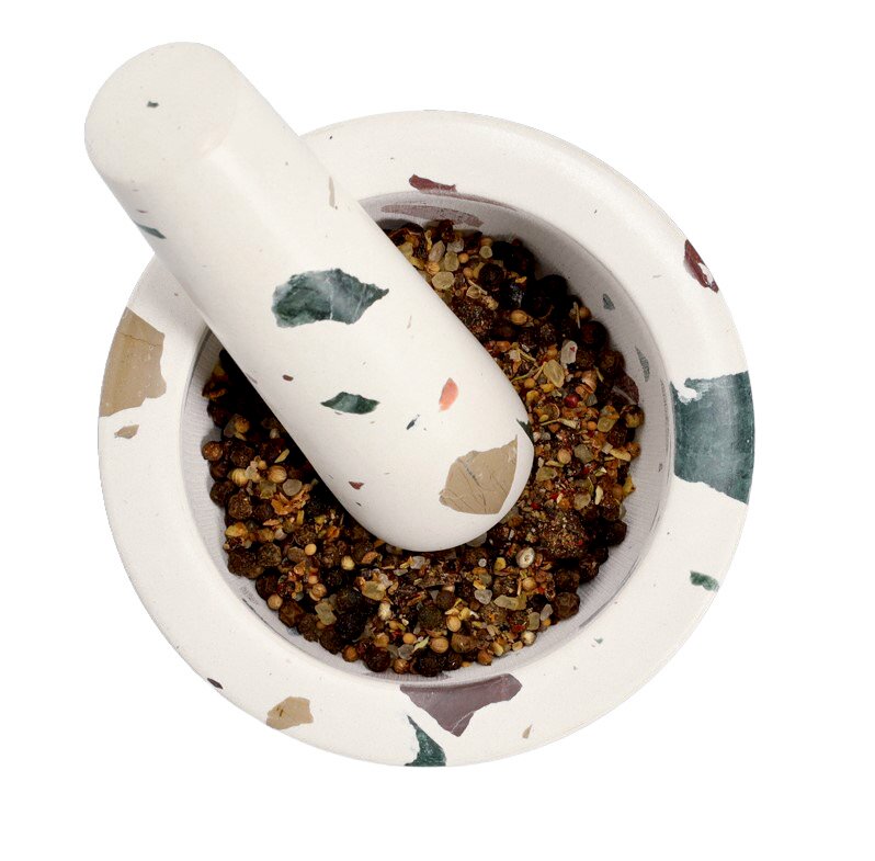 Mörser & Stößel-Set aus Terrazzo mit Gewürzen, Ansicht von oben