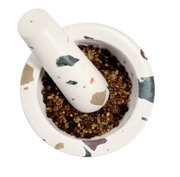 Mörser & Stößel-Set aus Terrazzo mit Gewürzen, Ansicht von oben