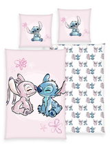 Renforcé-Bettwäsche-Set mit niedlichen blauen und rosa Cartoon-Figuren, die sich gegenüber sitzen, auf einem hellrosa Hintergrund mit Blumenmotiven. Perspektive von oben.