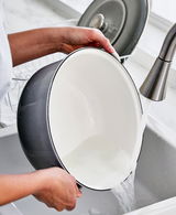 Fleischtopf galaxy grey wird in einem Waschbecken gereinigt, seitliche Perspektive