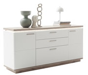 Modernes Sideboard in Weiß mit Holzdetails, dekoriert mit Vasen und Büchern, seitliche Perspektive