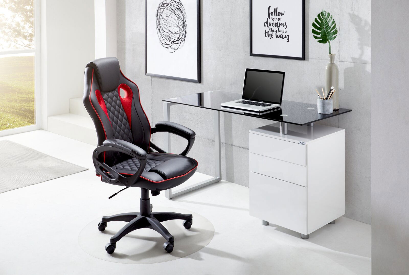 XORA Schreibtisch HOLGER Moderner Schreibtisch mit Glasplatte und weißem Unterschrank, seitliche Perspektive, mit einem ergonomischen Bürostuhl im Vordergrund.