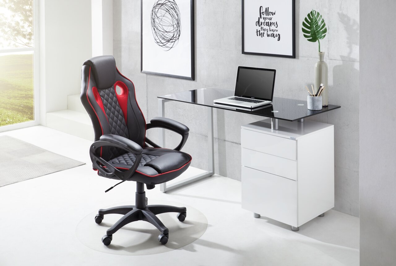 Moderner Schreibtisch mit Glasplatte und weißem Unterschrank, seitliche Perspektive, mit einem ergonomischen Bürostuhl im Vordergrund.