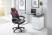 Moderner Schreibtisch mit Glasplatte und weißem Unterschrank, seitliche Perspektive, mit einem ergonomischen Bürostuhl im Vordergrund.