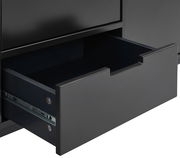 Nahaufnahme eines geöffneten Schubfachs eines schwarzen TV-Lowboards, seitliche Perspektive