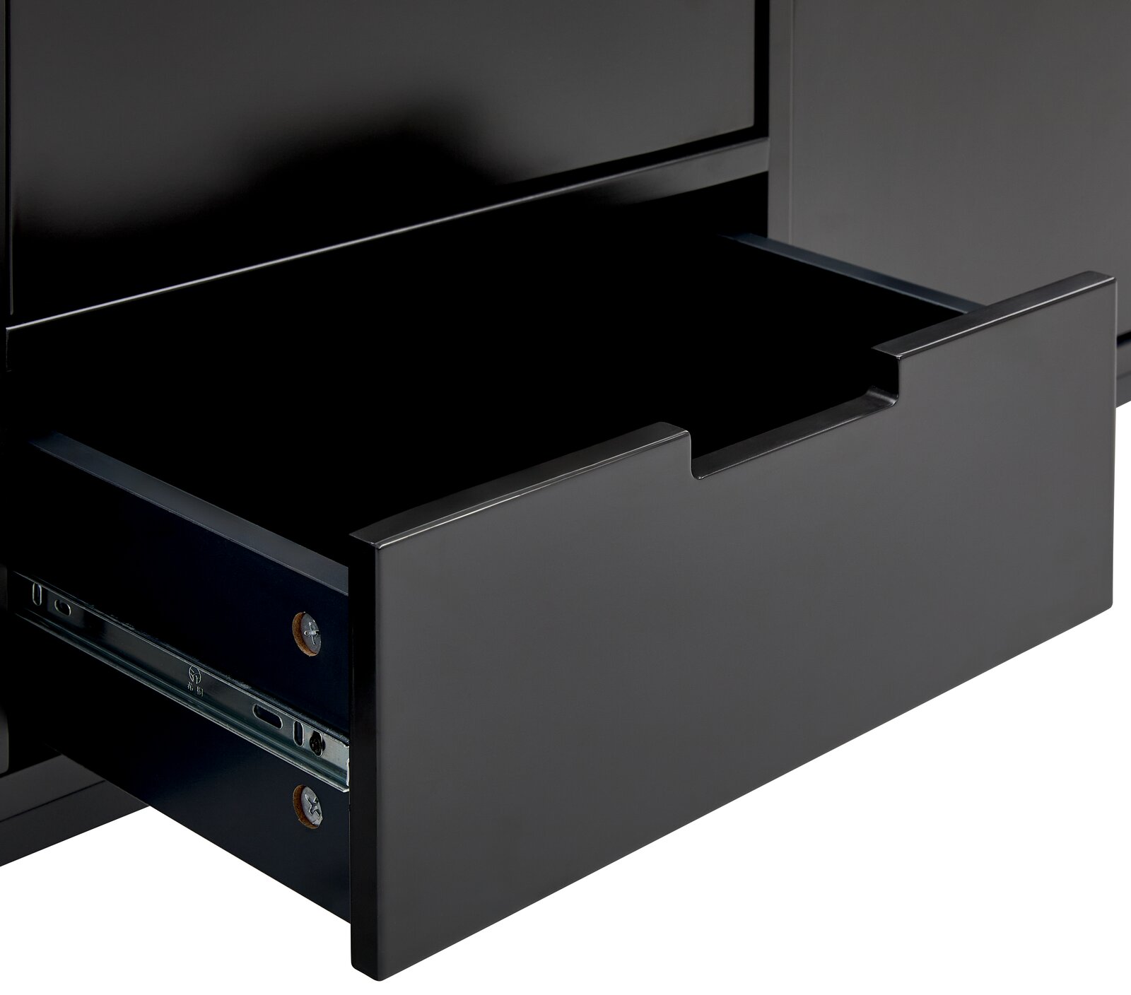 Nahaufnahme eines geöffneten Schubfachs eines schwarzen TV-Lowboards, seitliche Perspektive