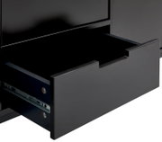 Nahaufnahme eines geöffneten Schubfachs eines schwarzen TV-Lowboards, seitliche Perspektive
