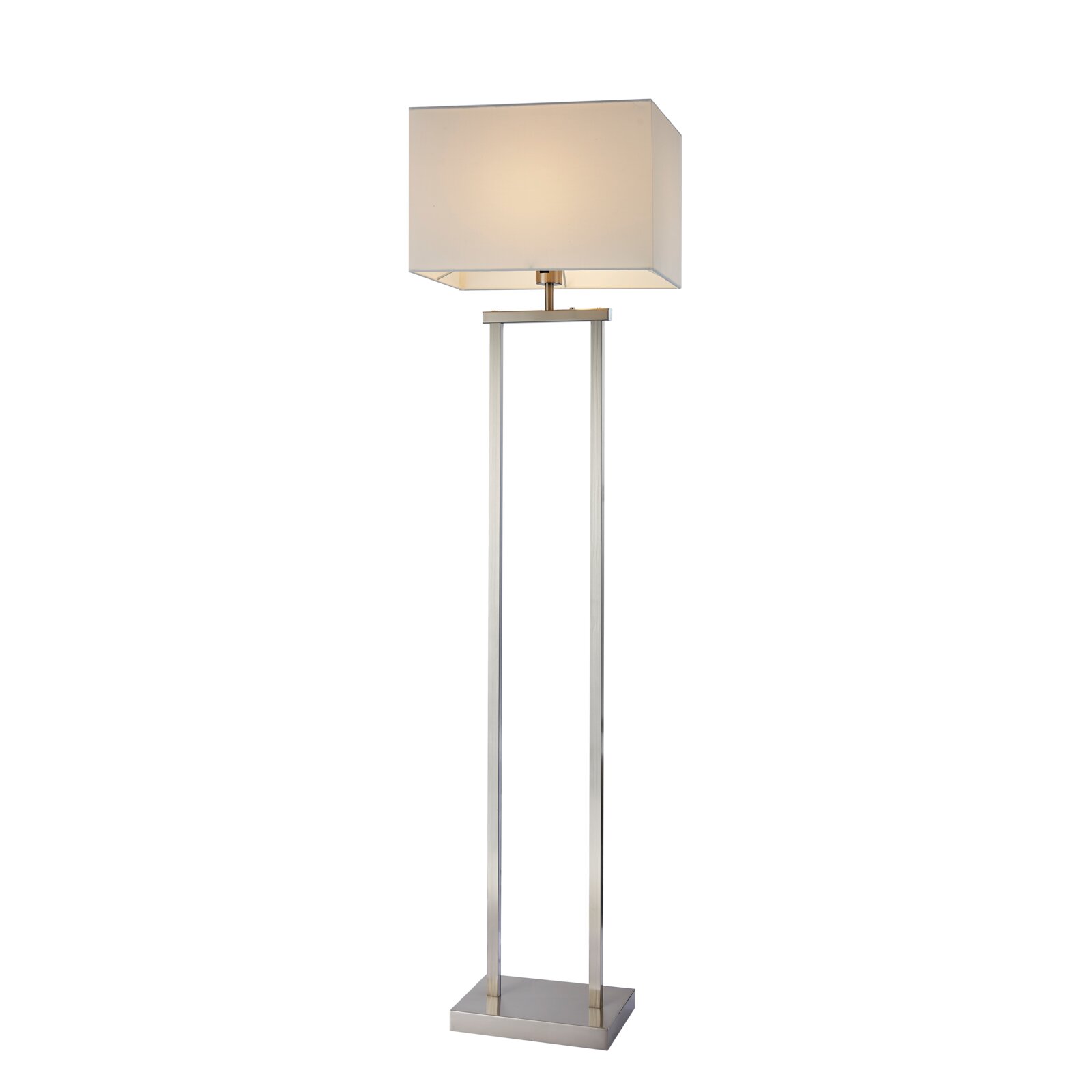 Moderne Stehleuchte mit rechteckigem, weißem Stoffschirm und schlankem Metallgestell in Silber/Chrom auf quadratischem Fuß, frontal in leicht erhöhter Perspektive freigestellt