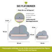 Infografik eines wolkenförmigen Wandregals in Hellblau mit Holzablage, Vorbohrung und Montagematerial, Maße 22×16 cm (groß) und 14×10 cm (klein), Platz für ca. 16 Figuren, gezeigt in frontaler Ansicht.