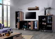 Moderne woonkamermeubels in een lichte ruimte met een tv-kast, wandplank en vitrinekast, gezien vanaf de zijkant.