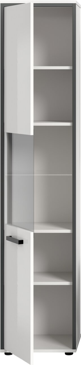 Hoher weißer Hochschrank mit zwei geöffneten Türen, mittigem Glaseinsatz und mehreren Einlegeböden, in schräger Frontansicht von links.