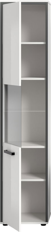 Hoher weißer Hochschrank mit zwei geöffneten Türen, mittigem Glaseinsatz und mehreren Einlegeböden, in schräger Frontansicht von links.