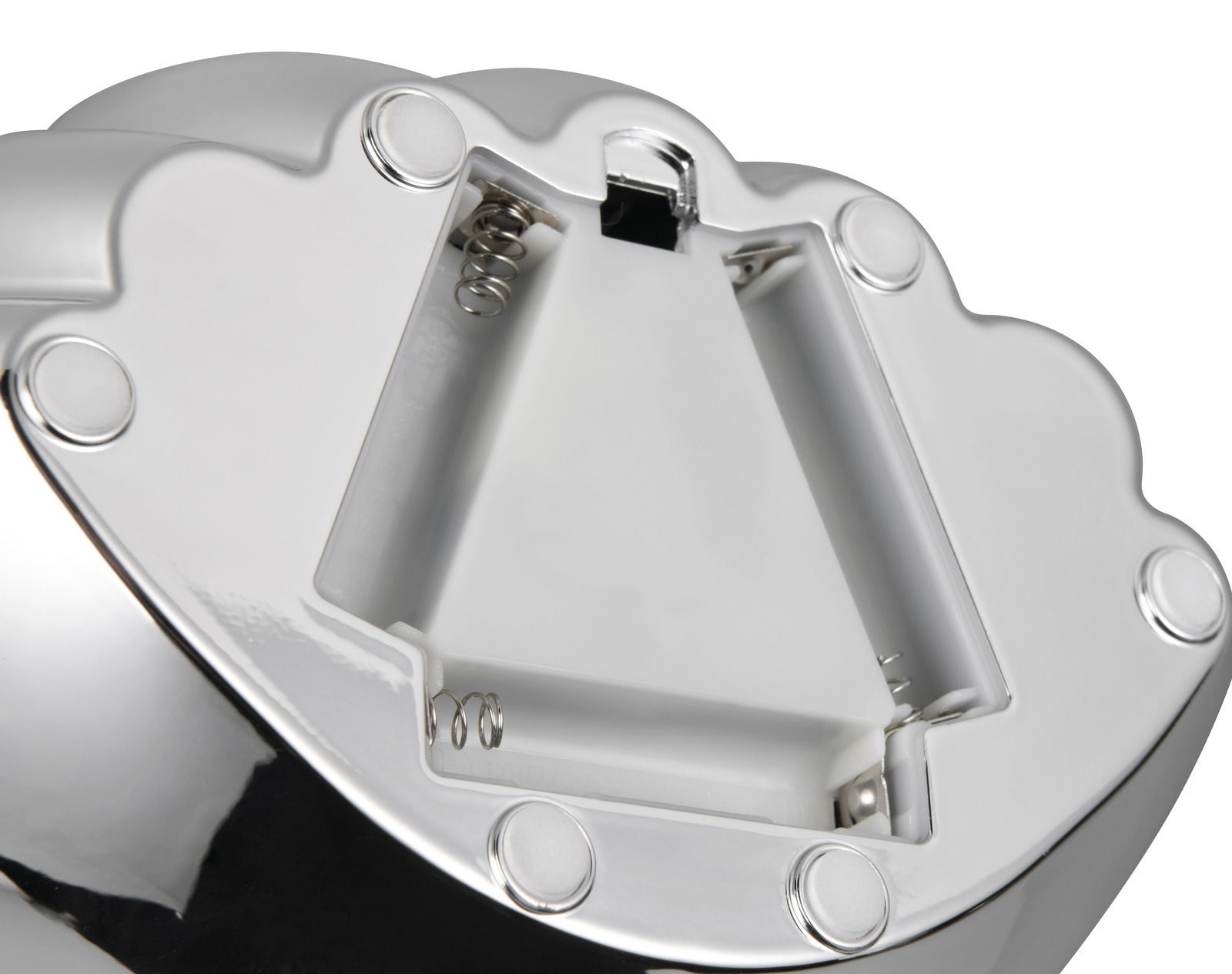 Nahaufnahme der Unterseite einer Tischleuchte mit Batteriefach und glänzender Metalloberfläche.