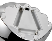 Nahaufnahme der Unterseite einer Tischleuchte mit Batteriefach und glänzender Metalloberfläche.