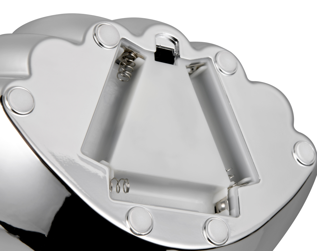 Nahaufnahme der Unterseite einer Tischleuchte mit Batteriefach und glänzender Metalloberfläche.