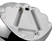 Nahaufnahme der Unterseite einer Tischleuchte mit Batteriefach und glänzender Metalloberfläche.