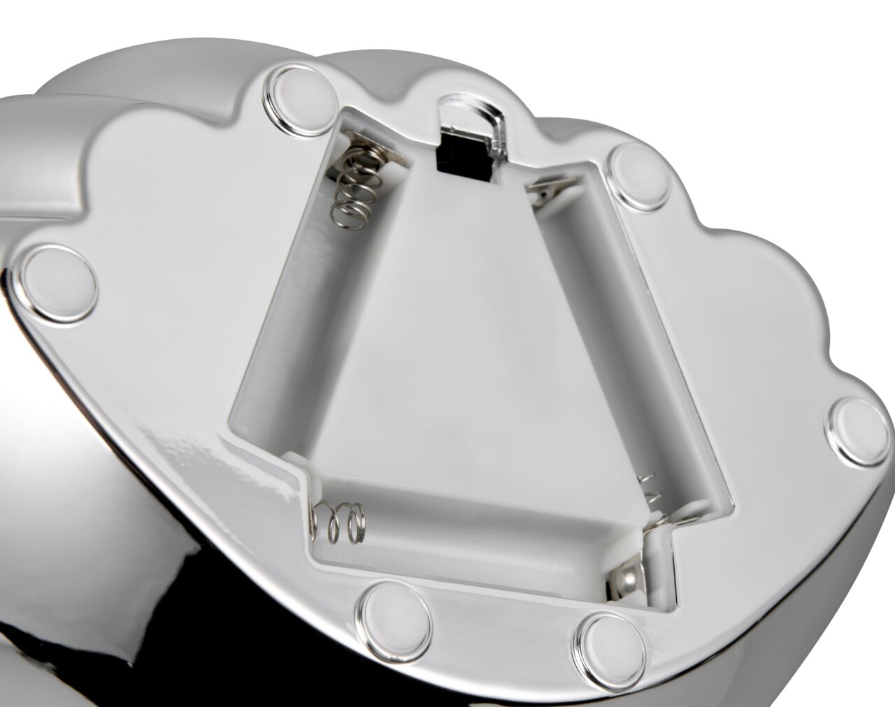 Nahaufnahme der Unterseite einer Tischleuchte mit Batteriefach und glänzender Metalloberfläche.