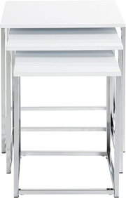 Dreiteiliges Satztisch-Set mit weißen, quadratischen Tischplatten und verchromtem Metallgestell, frontal in leichter Aufsicht freigestellt