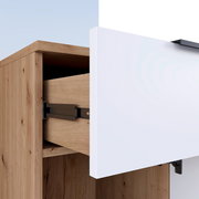 Nahaufnahme einer Kompaktgarderobe mit einer Kombination aus Holz- und weißen Elementen, die eine geöffnete Schublade zeigt.