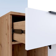 Nahaufnahme einer Kompaktgarderobe mit einer Kombination aus Holz- und weißen Elementen, die eine geöffnete Schublade zeigt.