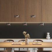 Moderne LED-Hängeleuchte in einem stilvollen Esszimmer, aus der Perspektive von vorne betrachtet.