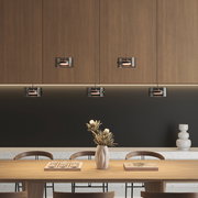Moderne LED-Hängeleuchte in einem stilvollen Esszimmer, aus der Perspektive von vorne betrachtet.