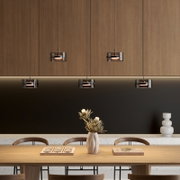 Moderne LED-Hängeleuchte in einem stilvollen Esszimmer, aus der Perspektive von vorne betrachtet.