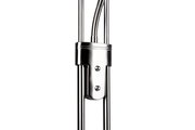 Nahaufnahme eines modernen LED-Deckenfluters aus Metall mit glänzender Oberfläche, seitliche Perspektive.