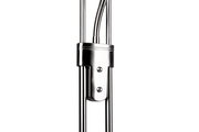 Nahaufnahme eines modernen LED-Deckenfluters aus Metall mit glänzender Oberfläche, seitliche Perspektive.