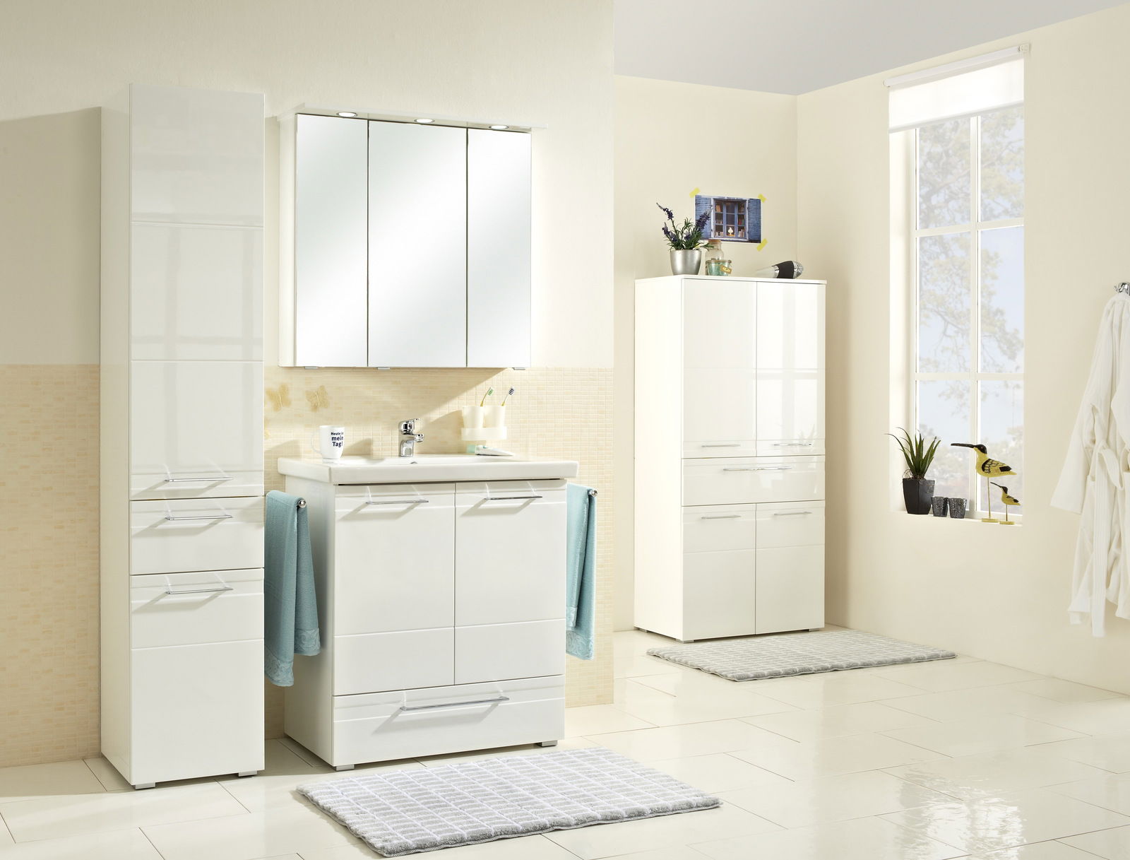 XORA Spiegelschrank 80 cm DORIA Moderner Spiegelschrank 80 cm in einem stilvollen Badezimmer, frontal betrachtet, mit integrierter Beleuchtung und umgeben von eleganten weißen Schränken.