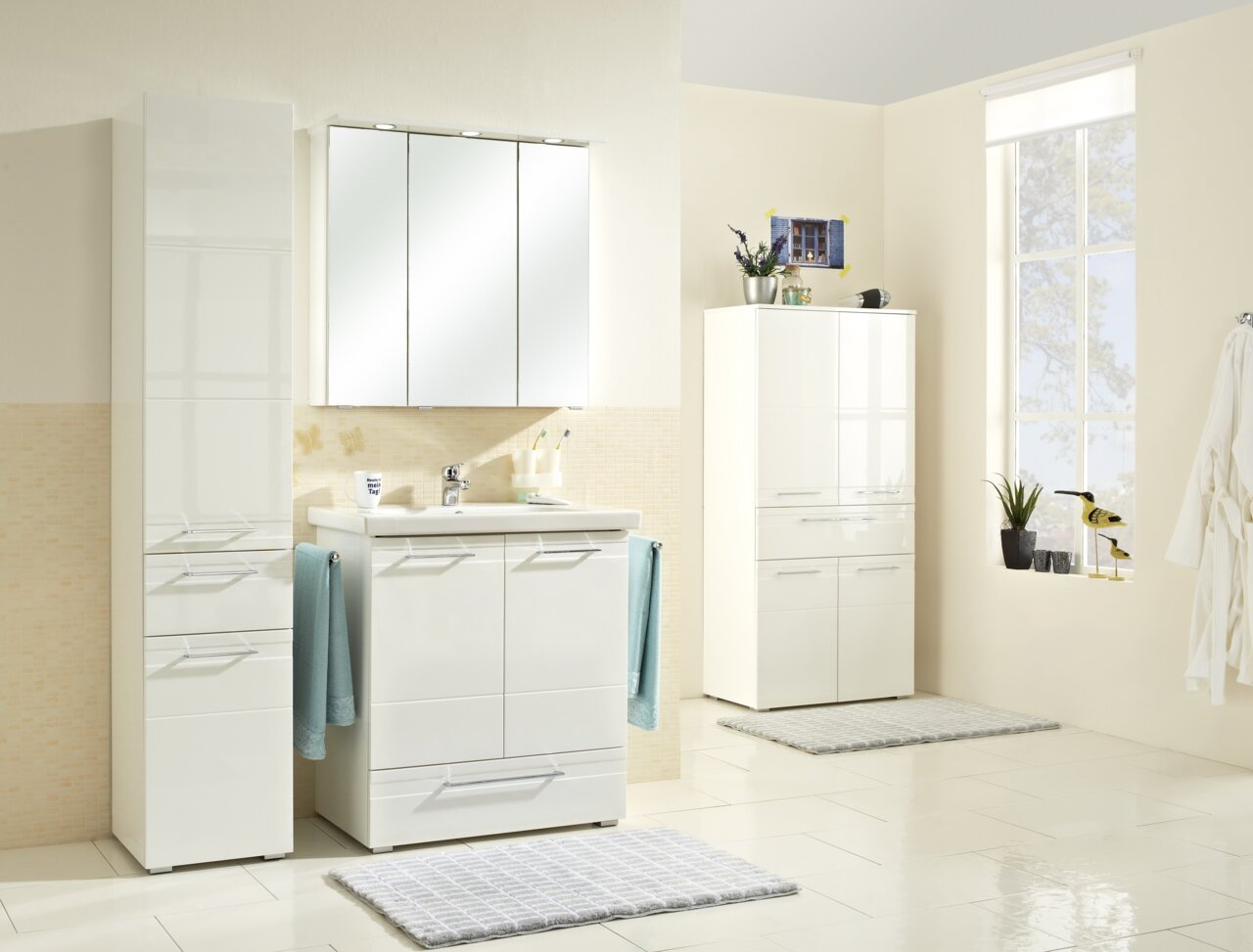 XORA Spiegelschrank 80 cm DORIA Moderner Spiegelschrank 80 cm in einem stilvollen Badezimmer, frontal betrachtet, mit integrierter Beleuchtung und umgeben von eleganten weißen Schränken.