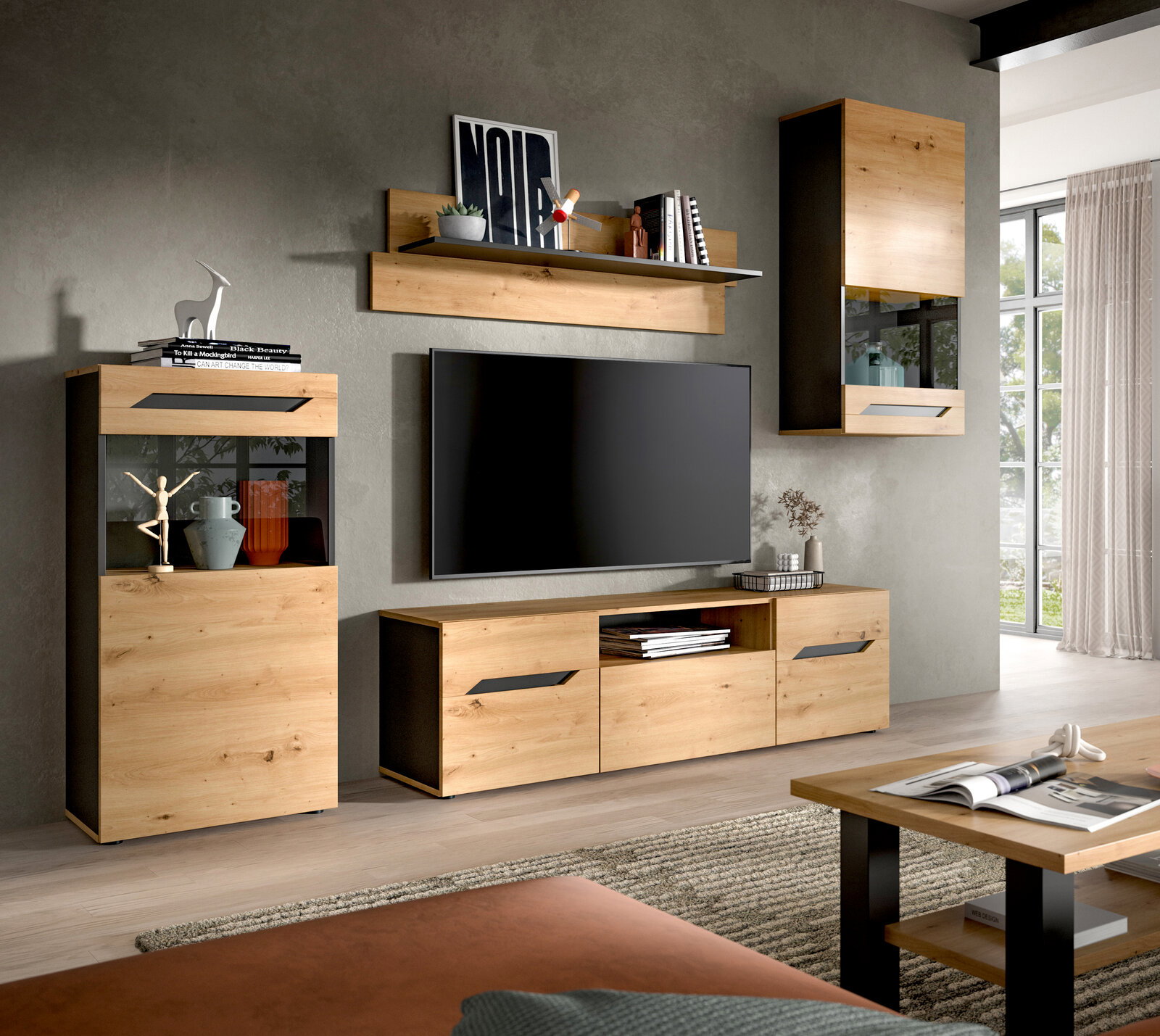 MID.YOU Wohnwand CASERTA Modernes Wohnzimmer mit wandmontierter TV-Wohnwand aus hellem Holz und schwarzen Akzenten, bestehend aus Lowboard, Hängeregal und Vitrinen-Elementen; Perspektive: frontale Ansicht in leichter Schrägansicht von links.