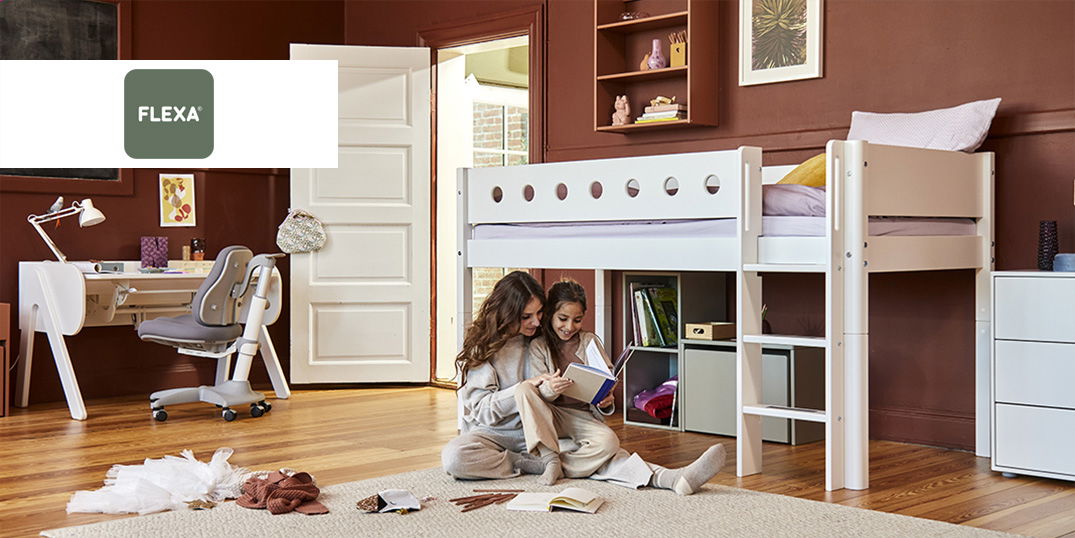 Ein Kinderzimmer mit einem weißen Hochbett mit Leiter, einem Schreibtisch und zwei Kindern. Logo Flexa