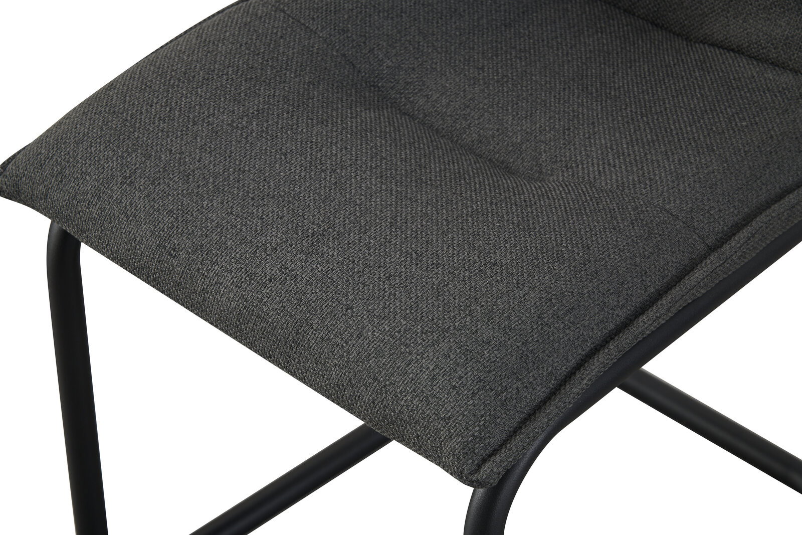 Nahaufnahme eines gepolsterten Sitzkissens in dunkelgrauem Stoff auf schwarzem Metallgestell, schräg von oben fotografiert