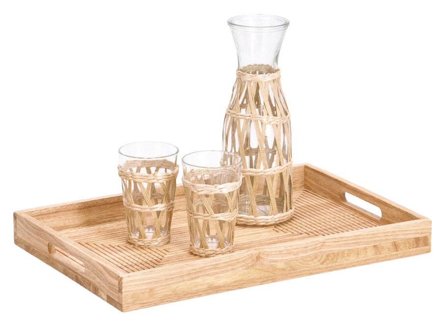 Holztablett mit zwei Gläsern und einer Karaffe, alle mit geflochtenem Rattandekor, aus seitlicher Perspektive