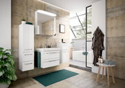 Modernes Badezimmer mit weißem Badblock, bestehend aus Waschbeckenunterschrank, Spiegelschrank und Hochschrank, in einer hellen, stilvollen Umgebung mit großen Fenstern. Perspektive von vorne.