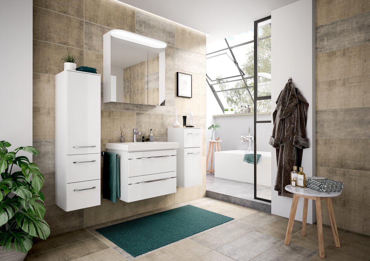 Modernes Badezimmer mit weißem Badblock, bestehend aus Waschbeckenunterschrank, Spiegelschrank und Hochschrank, in einer hellen, stilvollen Umgebung mit großen Fenstern. Perspektive von vorne.