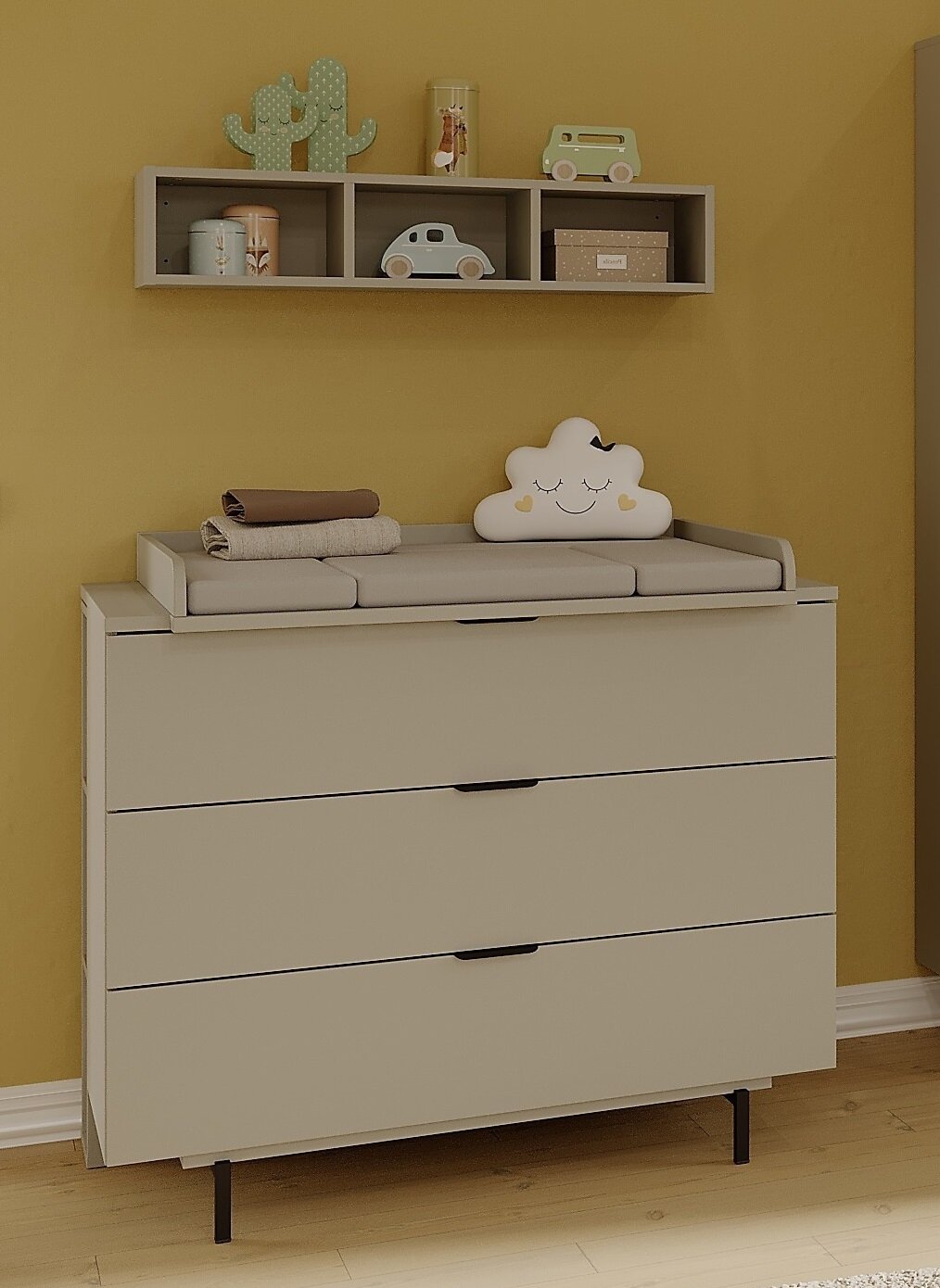 Germania Unterstell-/Wandregal TOMINO Vorderansicht eines modernen Unterstell- und Wandregals in einem Kinderzimmer, mit Dekorationen wie einem Kaktus, Spielzeugautos und einem Wolkenkissen auf einer Wickelkommode.