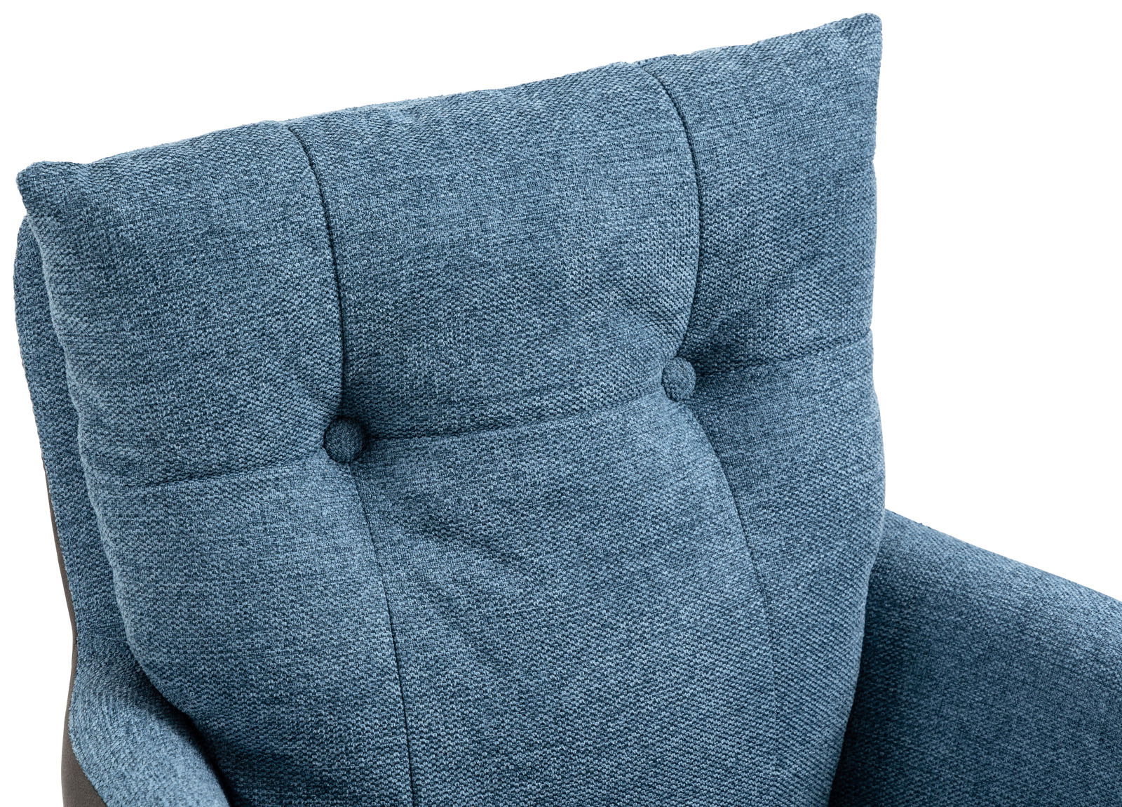 Nahaufnahme eines blauen Sessels mit Knopfdetails auf der Rückenlehne, von oben betrachtet.