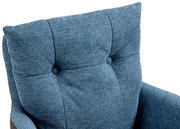 Nahaufnahme eines blauen Sessels mit Knopfdetails auf der Rückenlehne, von oben betrachtet.