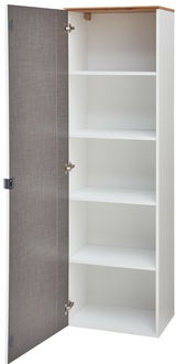 Weißer Garderobenschrank mit geöffneter Tür, vier Einlegeböden und Holzoberfläche, seitliche Perspektive