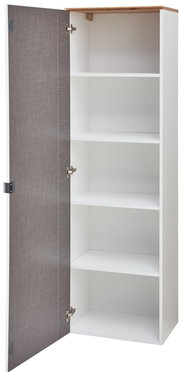 Weißer Garderobenschrank mit geöffneter Tür, vier Einlegeböden und Holzoberfläche, seitliche Perspektive