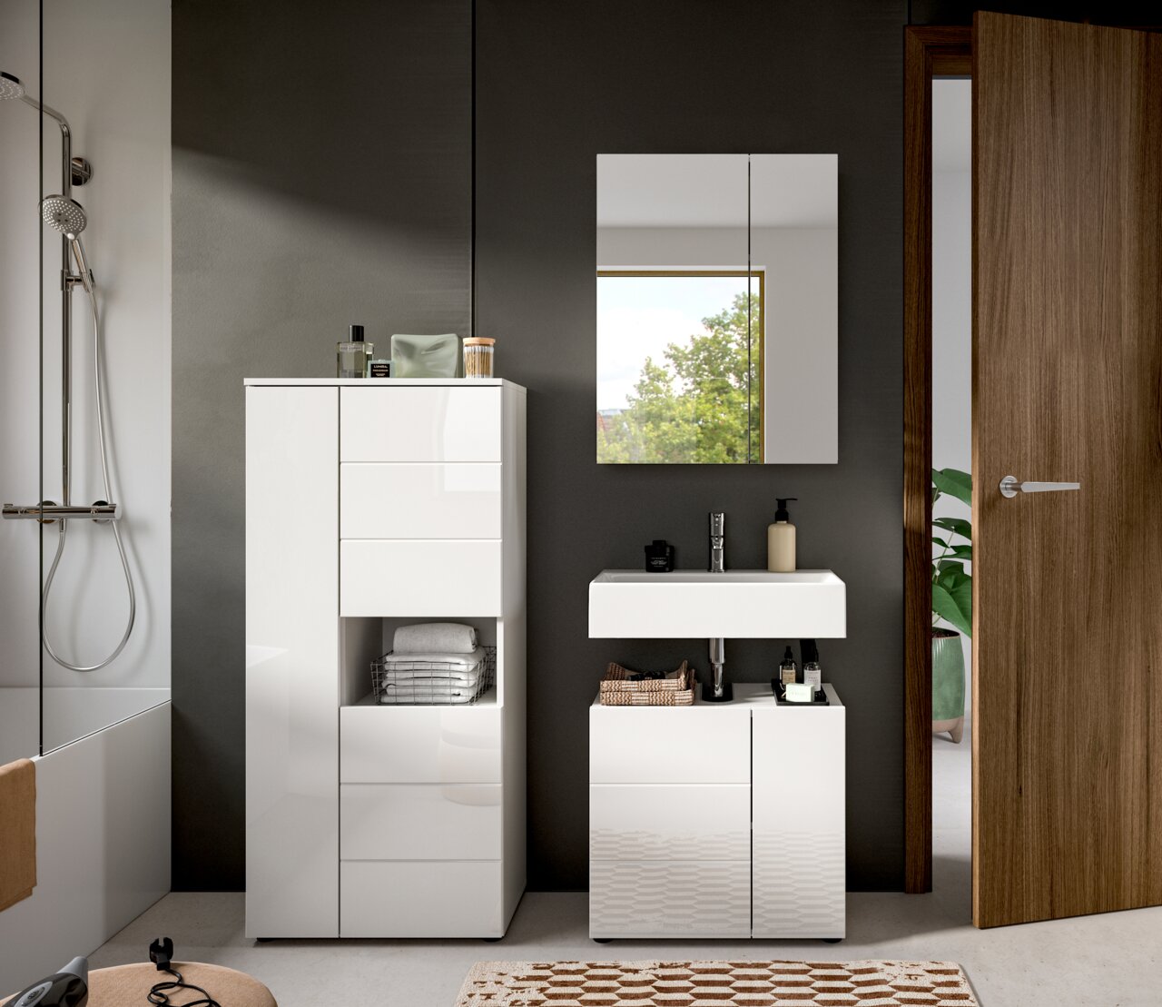 Moderne Badkombination mit weißem Hochglanzschrank und Waschbeckenunterschrank, frontal fotografiert.