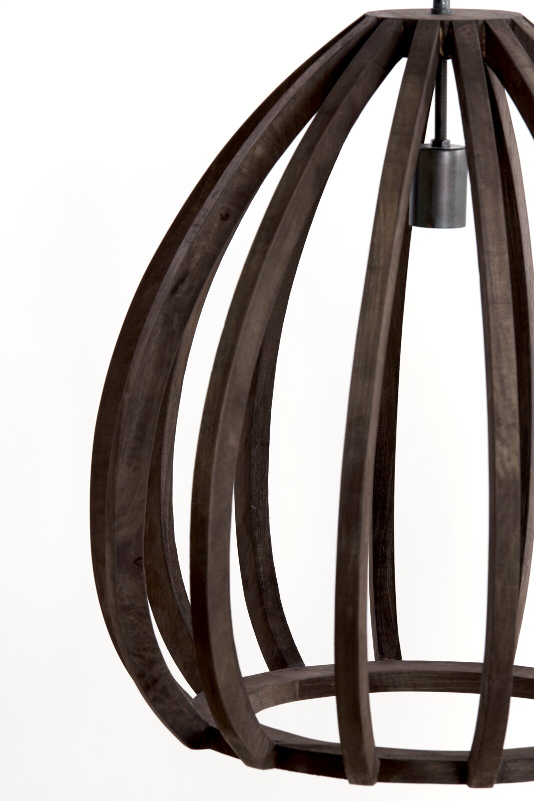 Close-up van een hanglamp met donkere houten lamellen, zijaanzicht
