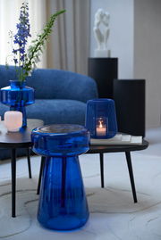 Blaue Glasschale in moderner Wohnzimmerumgebung, seitliche Perspektive