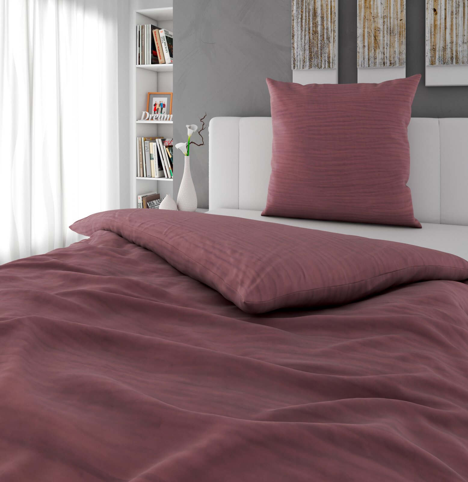 Bordeauxfarbene Bettwäsche mit passendem Kissen auf weißem Bett im modernen Schlafzimmer, Ansicht schräg von vorne/leicht von oben
