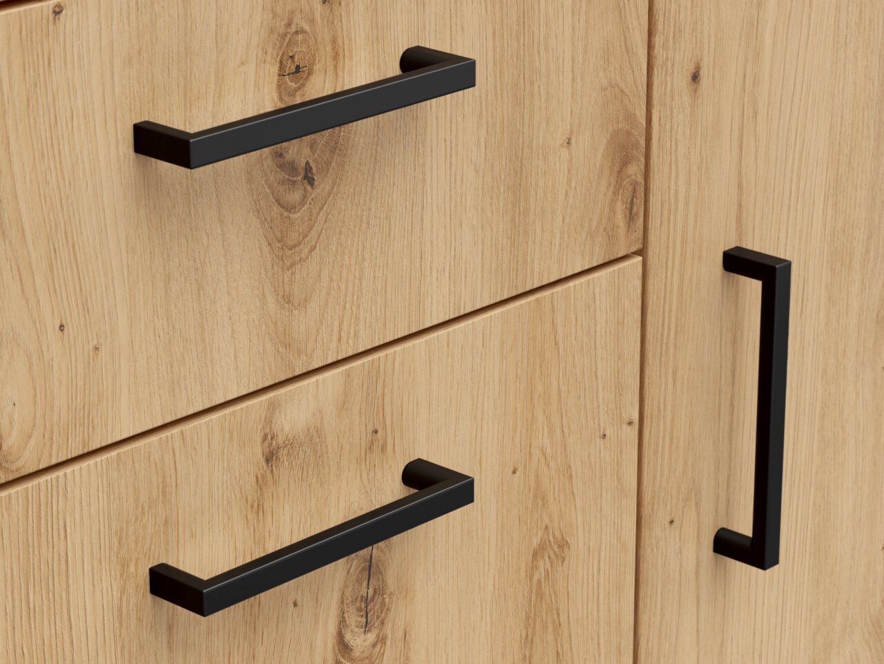 Nahaufnahme einer Kommode aus hellem Holz mit schwarzen Griffen, seitliche Perspektive