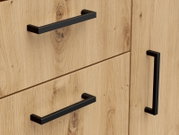 Nahaufnahme einer Kommode aus hellem Holz mit schwarzen Griffen, seitliche Perspektive