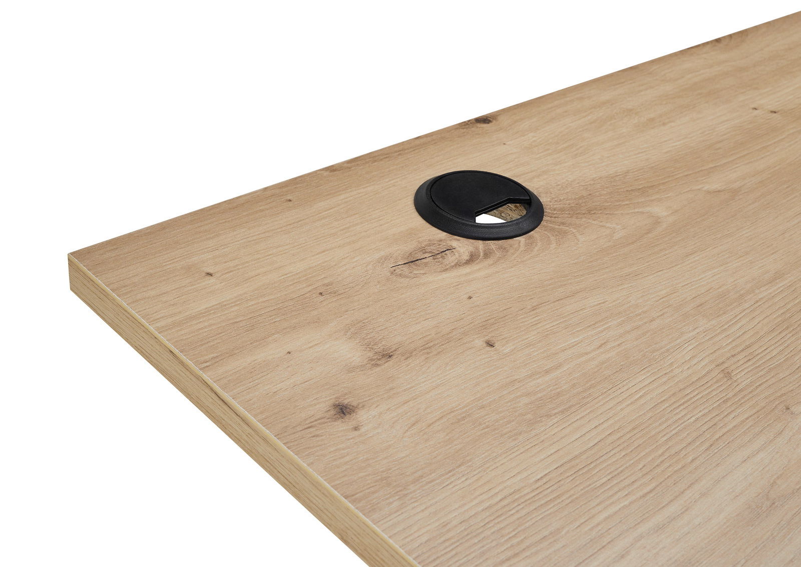 Nahaufnahme einer Schreibtischplatte aus Holz mit Kabeldurchlass, perspektivisch von oben rechts fotografiert.